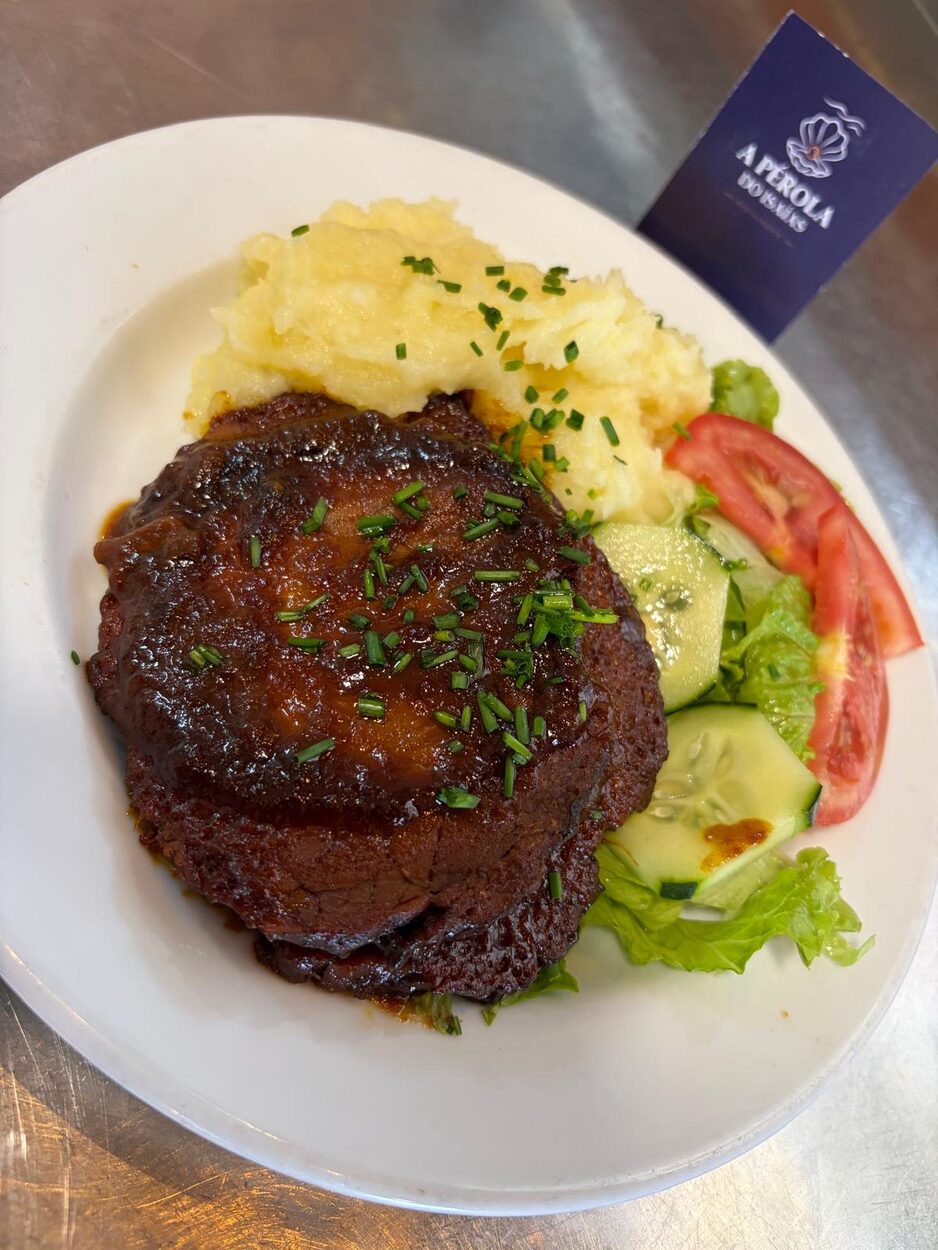 Asado negro com puré de batata e salada