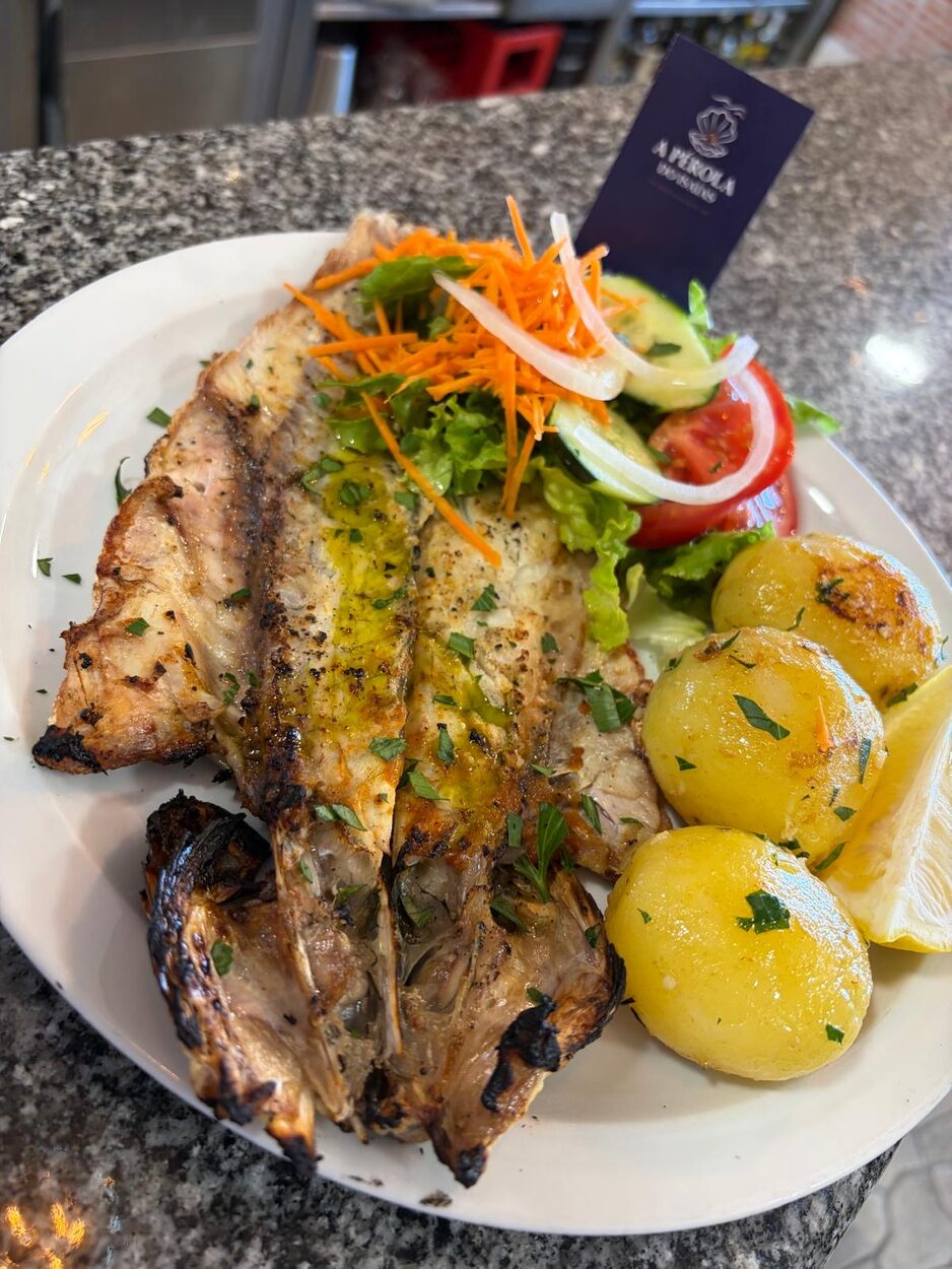 Robalo grelhado aberto, com batata a murro, salada e limão